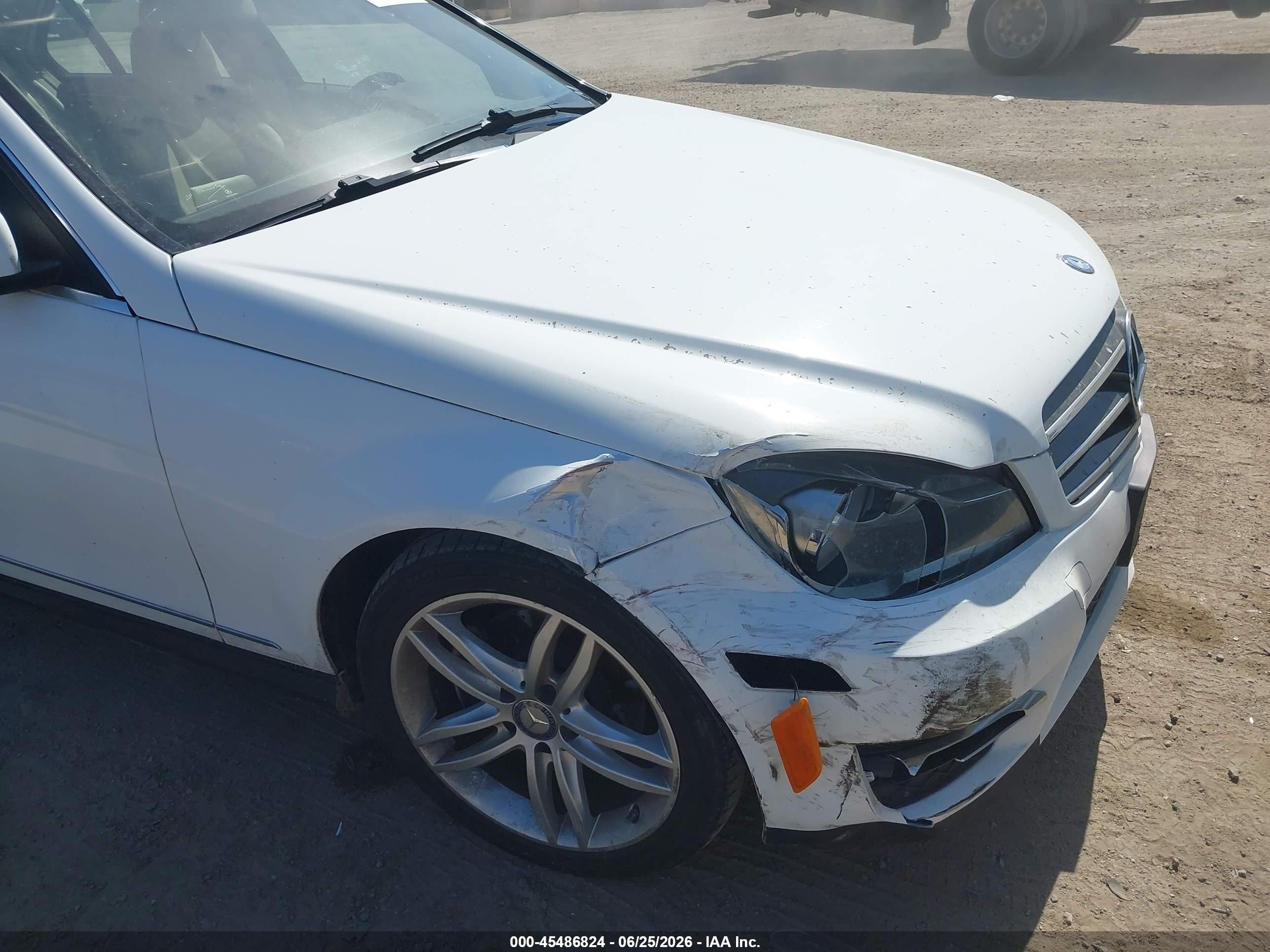 2014 Mercedes-benz C 250 Sport White vin: WDDGF4HBXEG219143