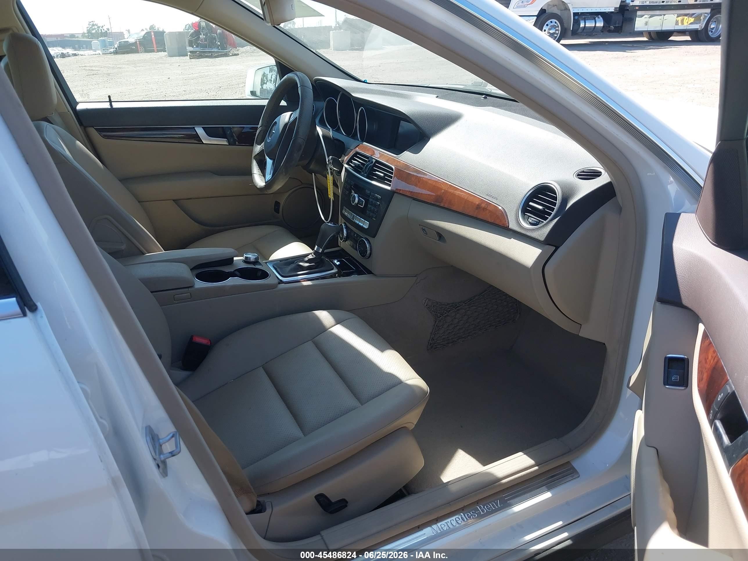 2014 Mercedes-benz C 250 Sport White vin: WDDGF4HBXEG219143