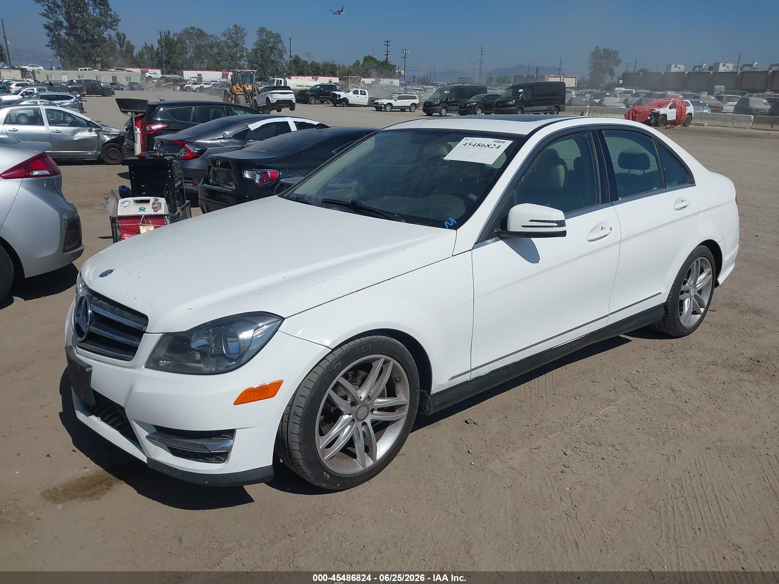 2014 Mercedes-benz C 250 Sport White vin: WDDGF4HBXEG219143