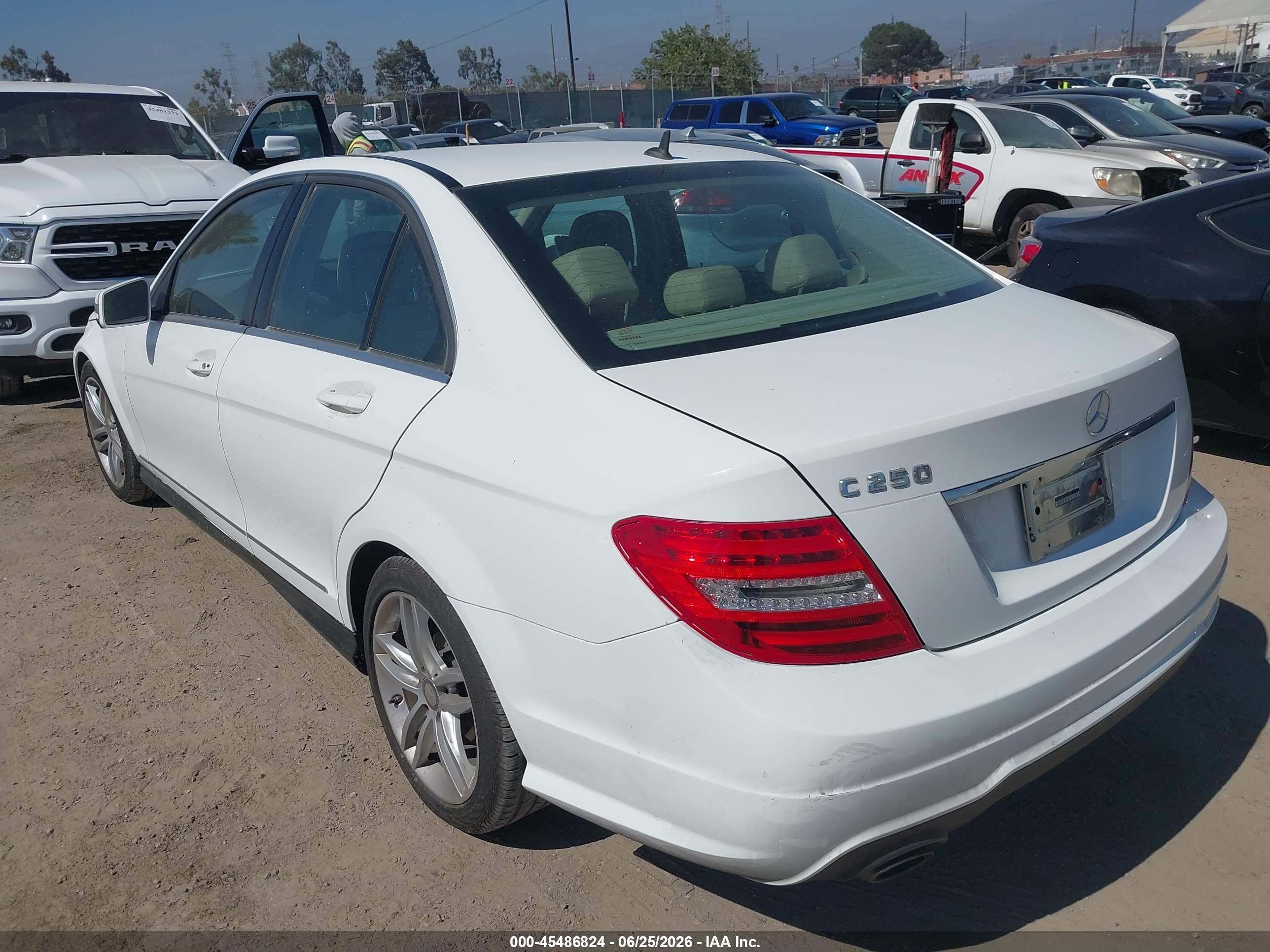 2014 Mercedes-benz C 250 Sport White vin: WDDGF4HBXEG219143