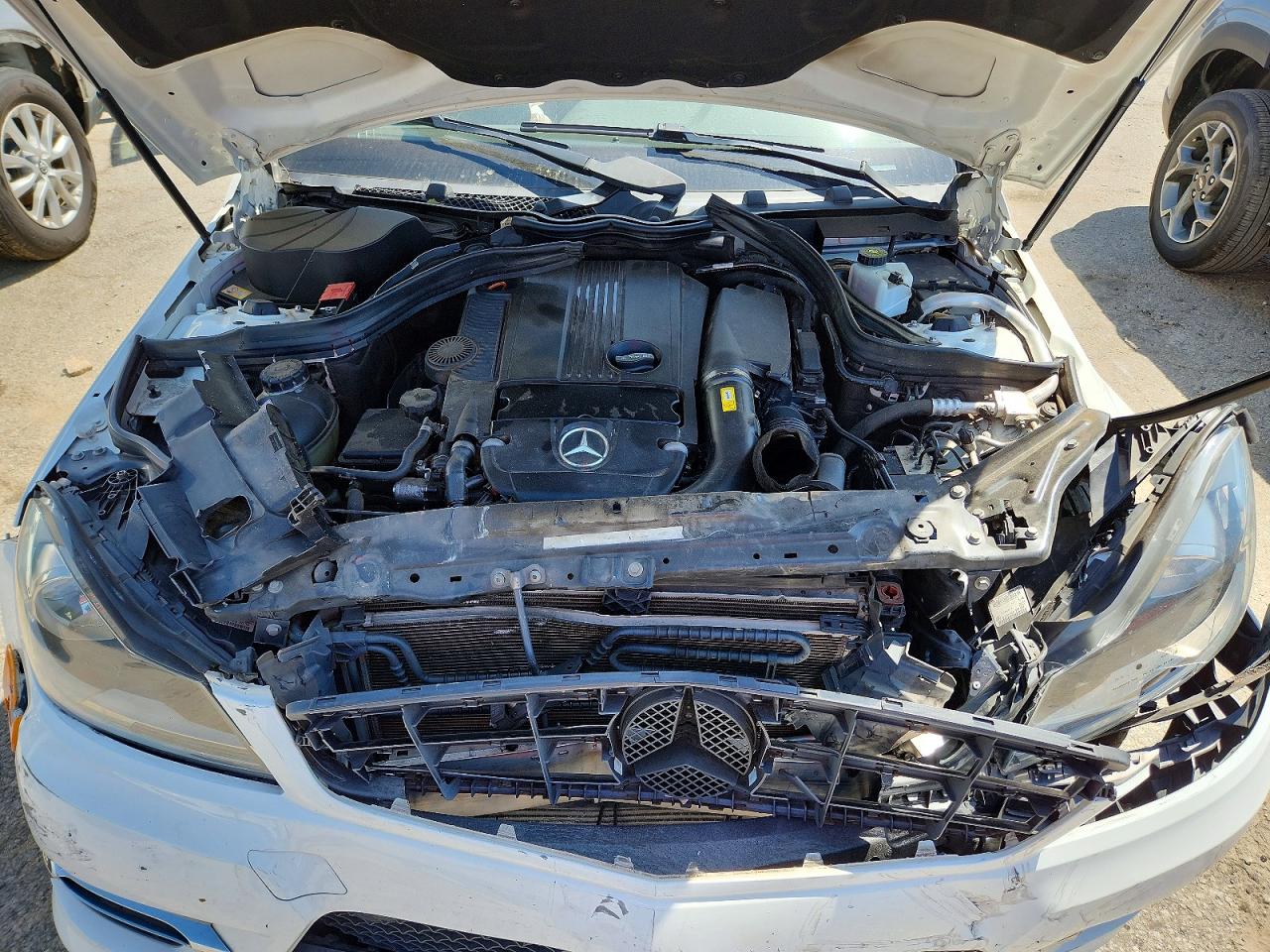 2014 Mercedes-benz C 250 White vin: WDDGF4HBXEG248254