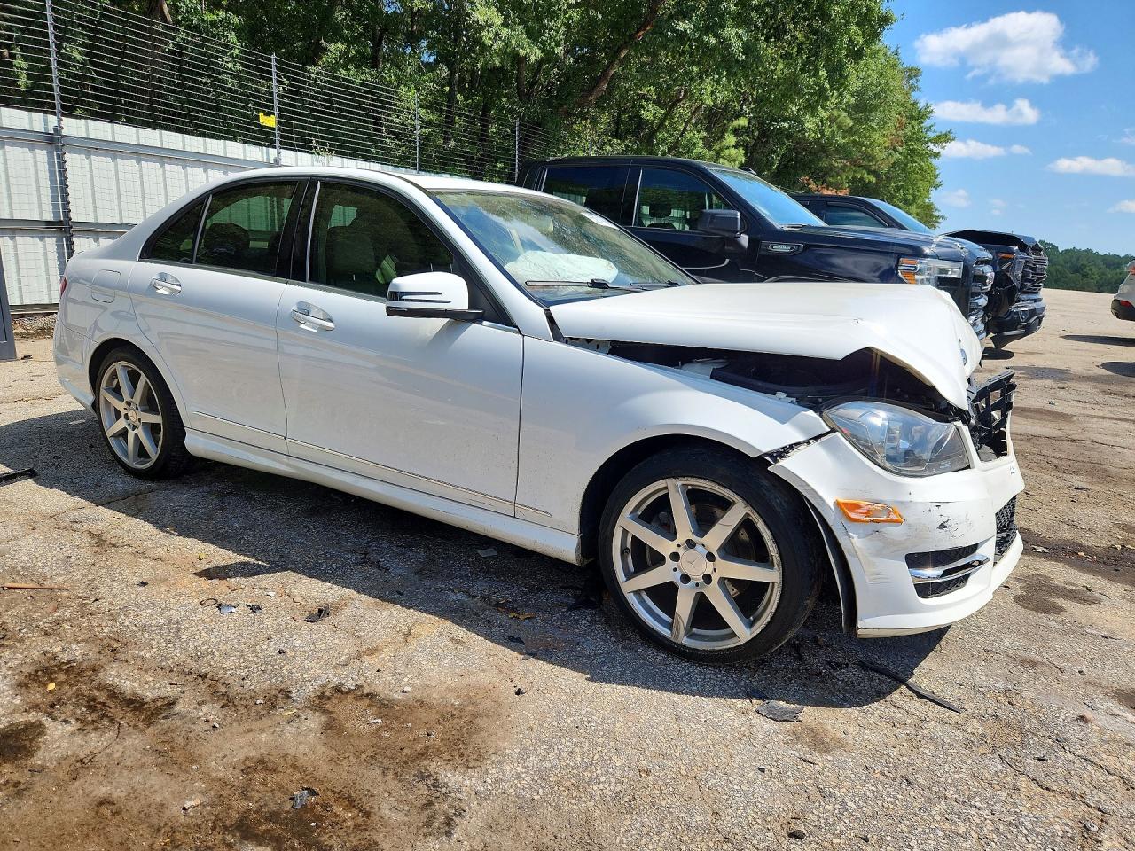 2014 Mercedes-benz C 250 White vin: WDDGF4HBXEG248254