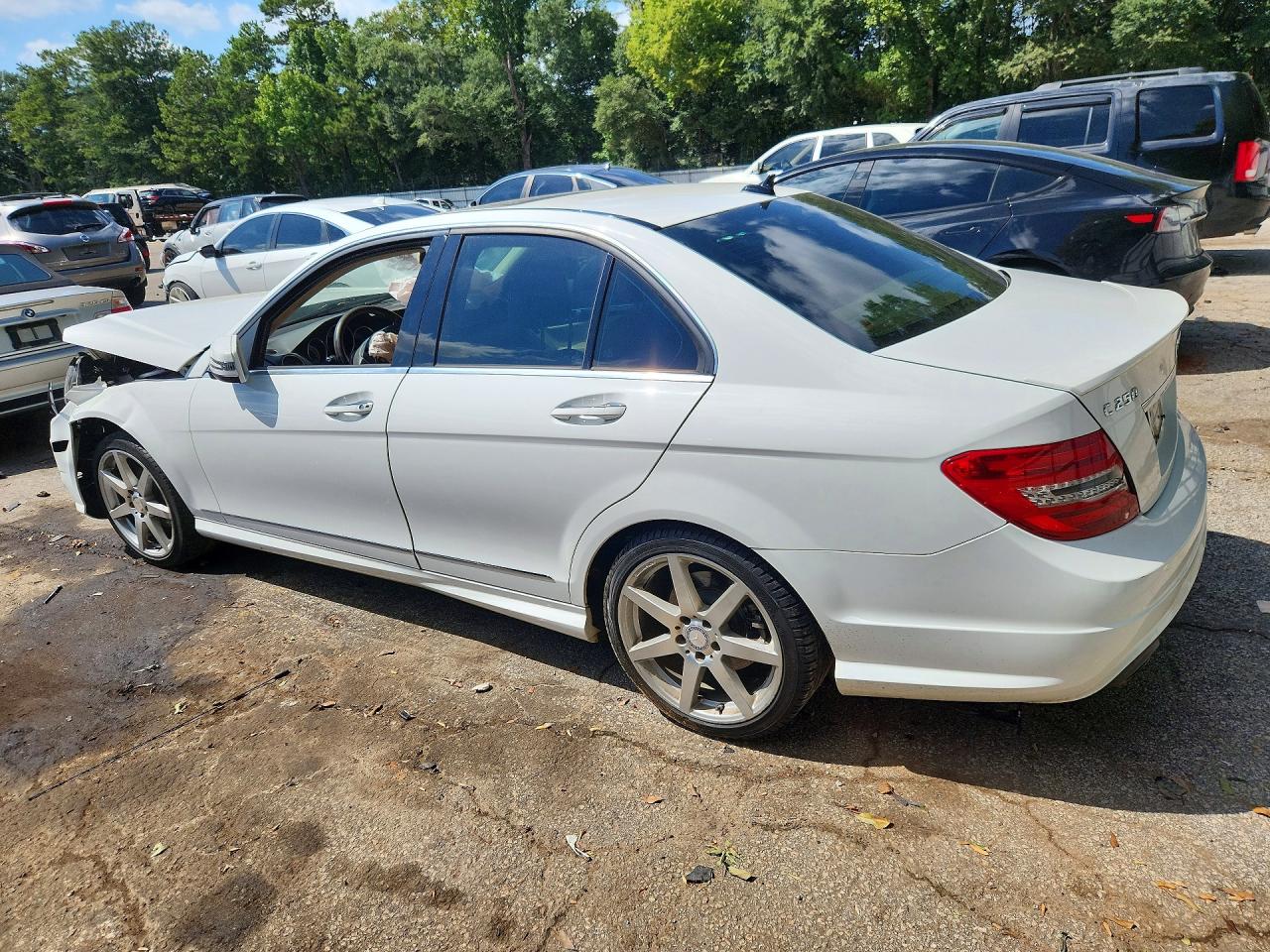 2014 Mercedes-benz C 250 White vin: WDDGF4HBXEG248254