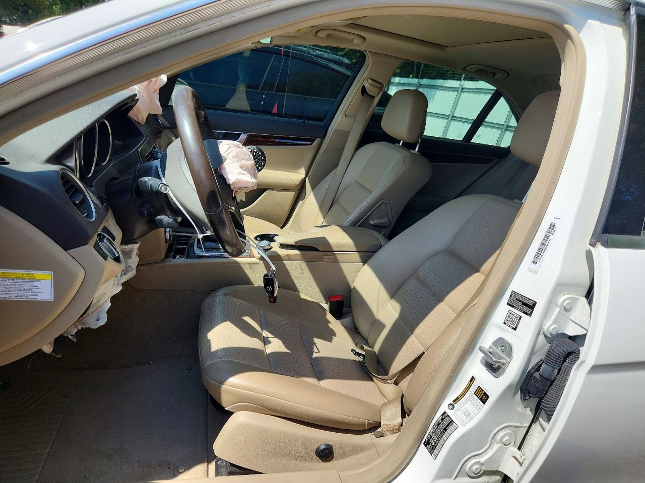 2014 Mercedes-benz C 250 White vin: WDDGF4HBXEG248254