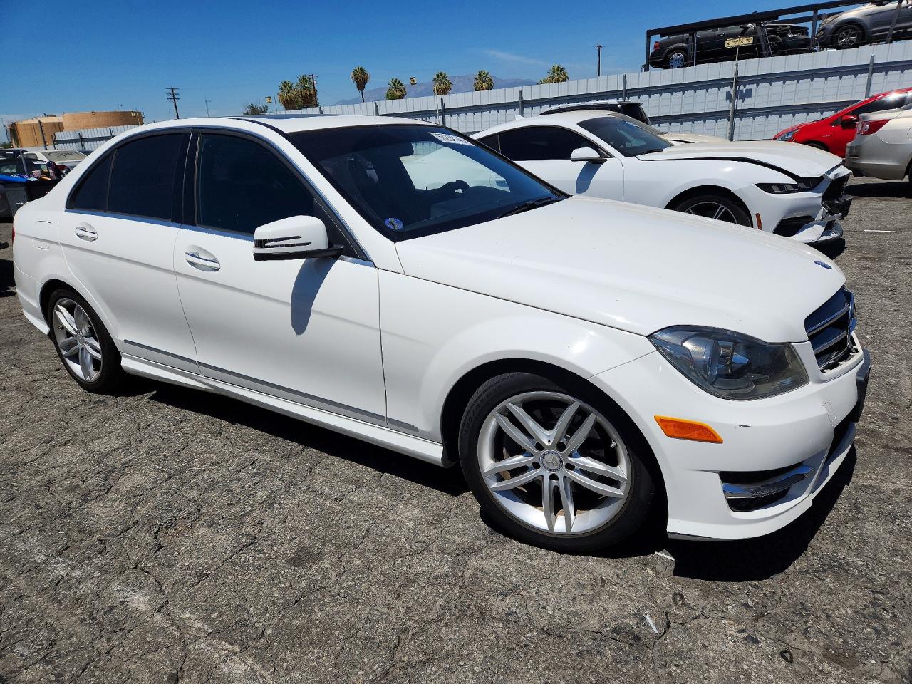 2014 Mercedes-benz C 250 Белый vin: WDDGF4HBXEG252630