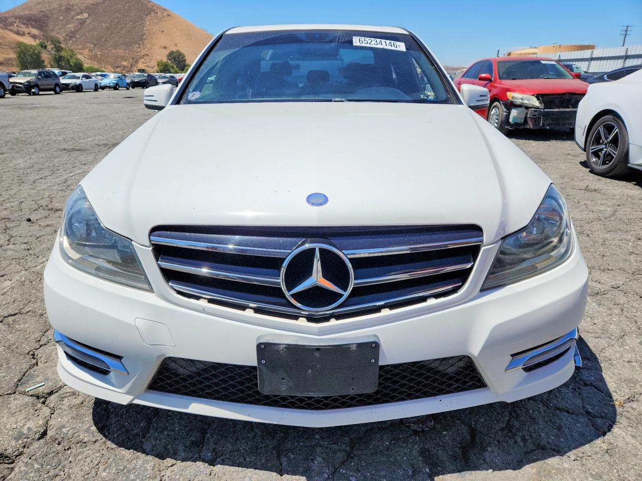 2014 Mercedes-benz C 250 Белый vin: WDDGF4HBXEG252630