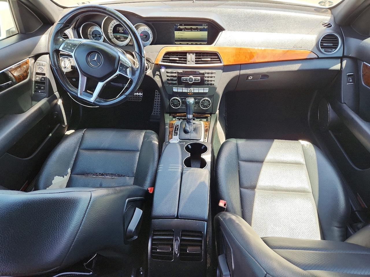 2014 Mercedes-benz C 250 Белый vin: WDDGF4HBXEG252630