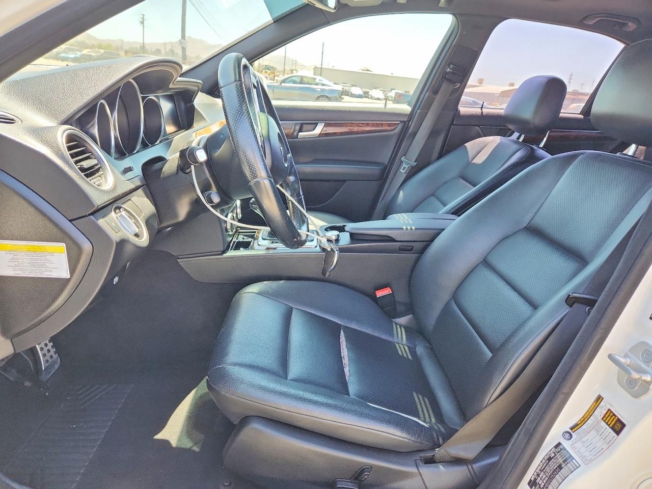 2014 Mercedes-benz C 250 Белый vin: WDDGF4HBXEG252630