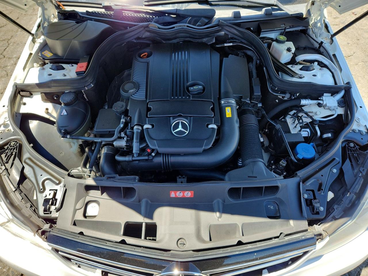 2014 Mercedes-benz C 250 Белый vin: WDDGF4HBXEG252630