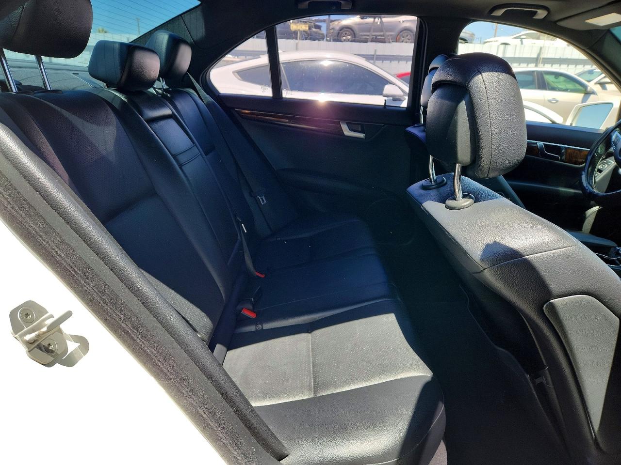 2014 Mercedes-benz C 250 Белый vin: WDDGF4HBXEG252630