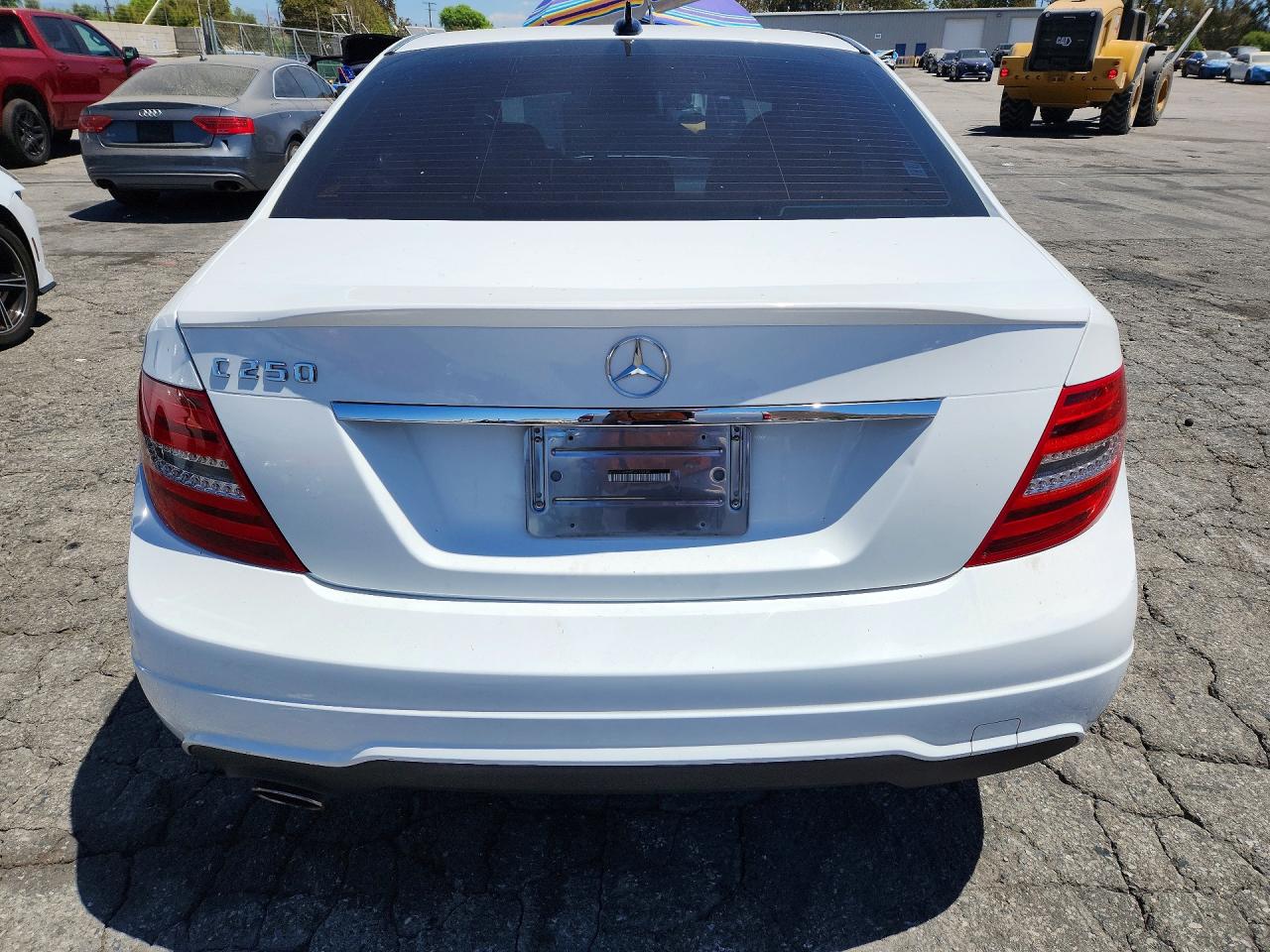 2014 Mercedes-benz C 250 Белый vin: WDDGF4HBXEG252630