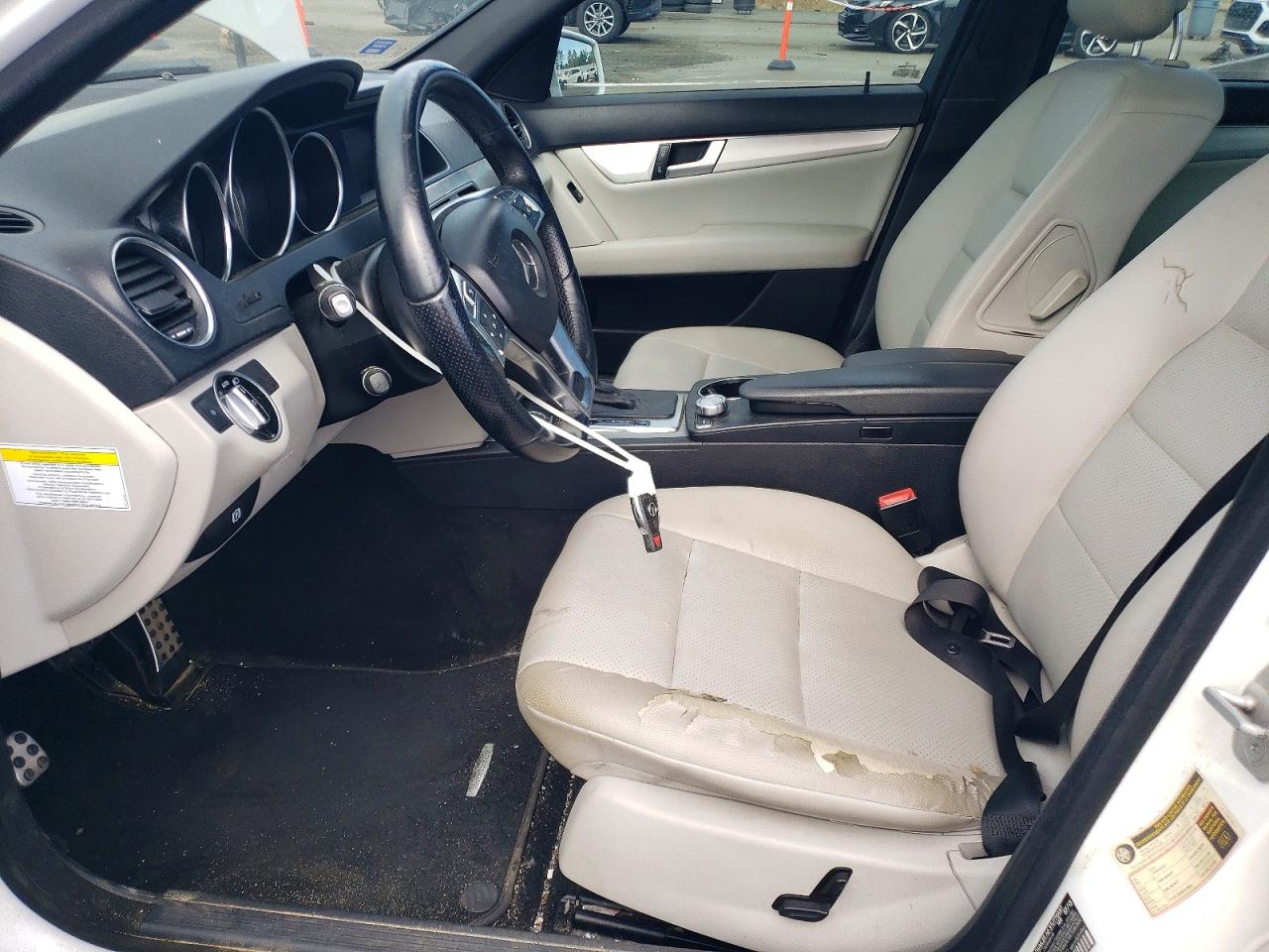 2014 Mercedes-benz C 250 White vin: WDDGF4HBXER305170