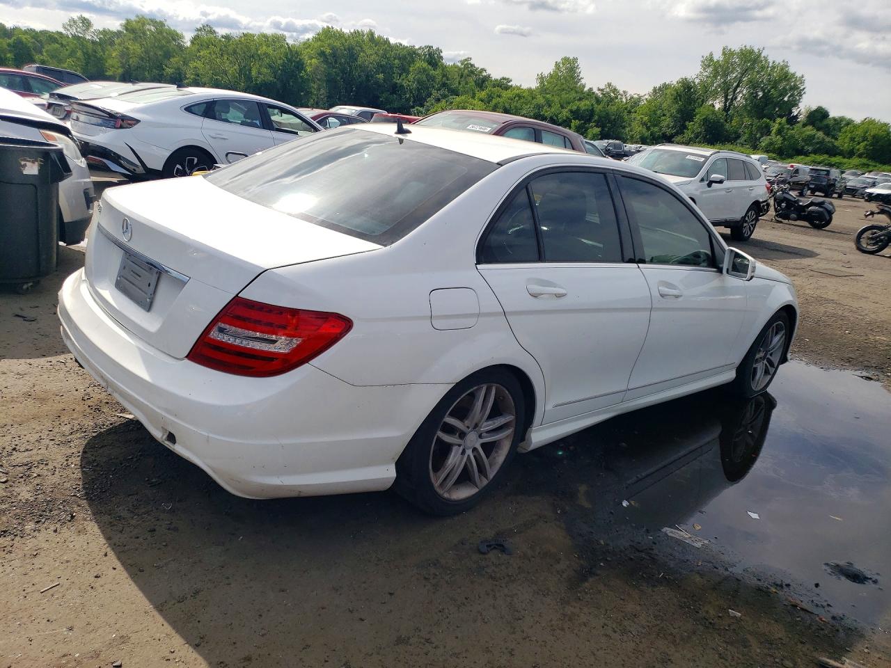 2014 Mercedes-benz C 250 White vin: WDDGF4HBXER305170