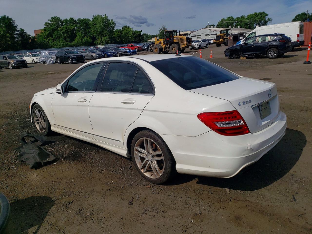 2014 Mercedes-benz C 250 White vin: WDDGF4HBXER305170