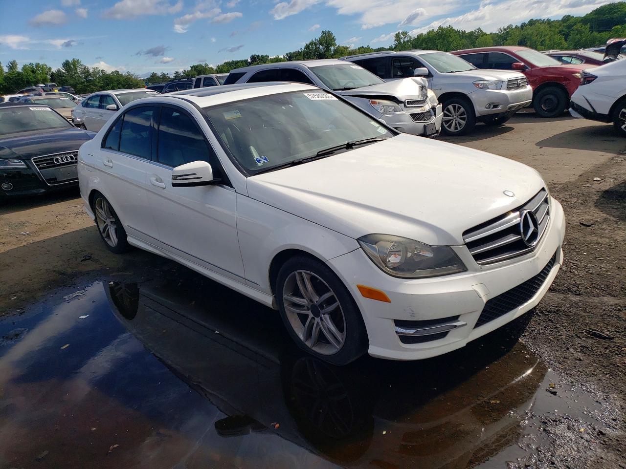 2014 Mercedes-benz C 250 White vin: WDDGF4HBXER305170