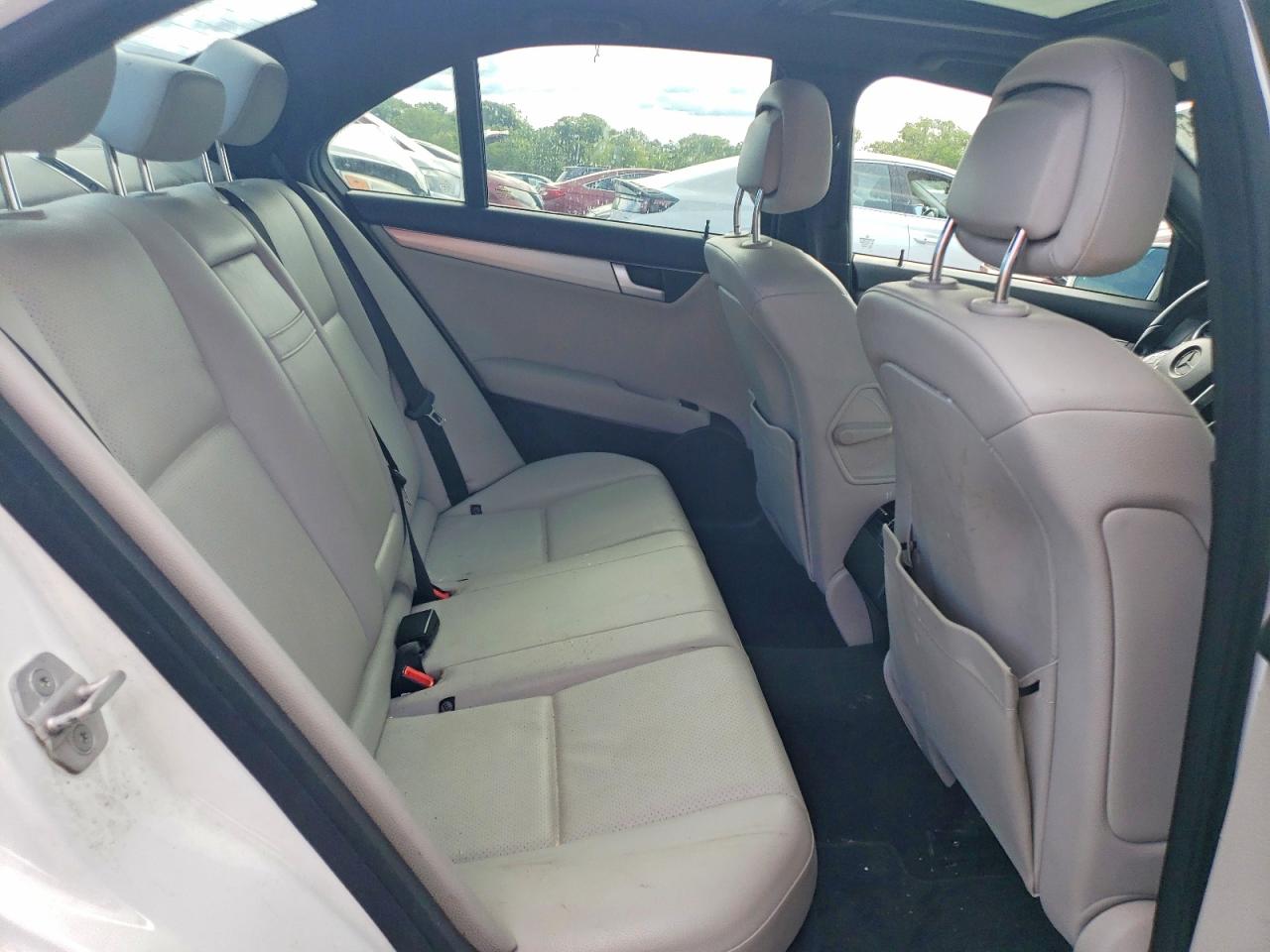 2014 Mercedes-benz C 250 White vin: WDDGF4HBXER305170