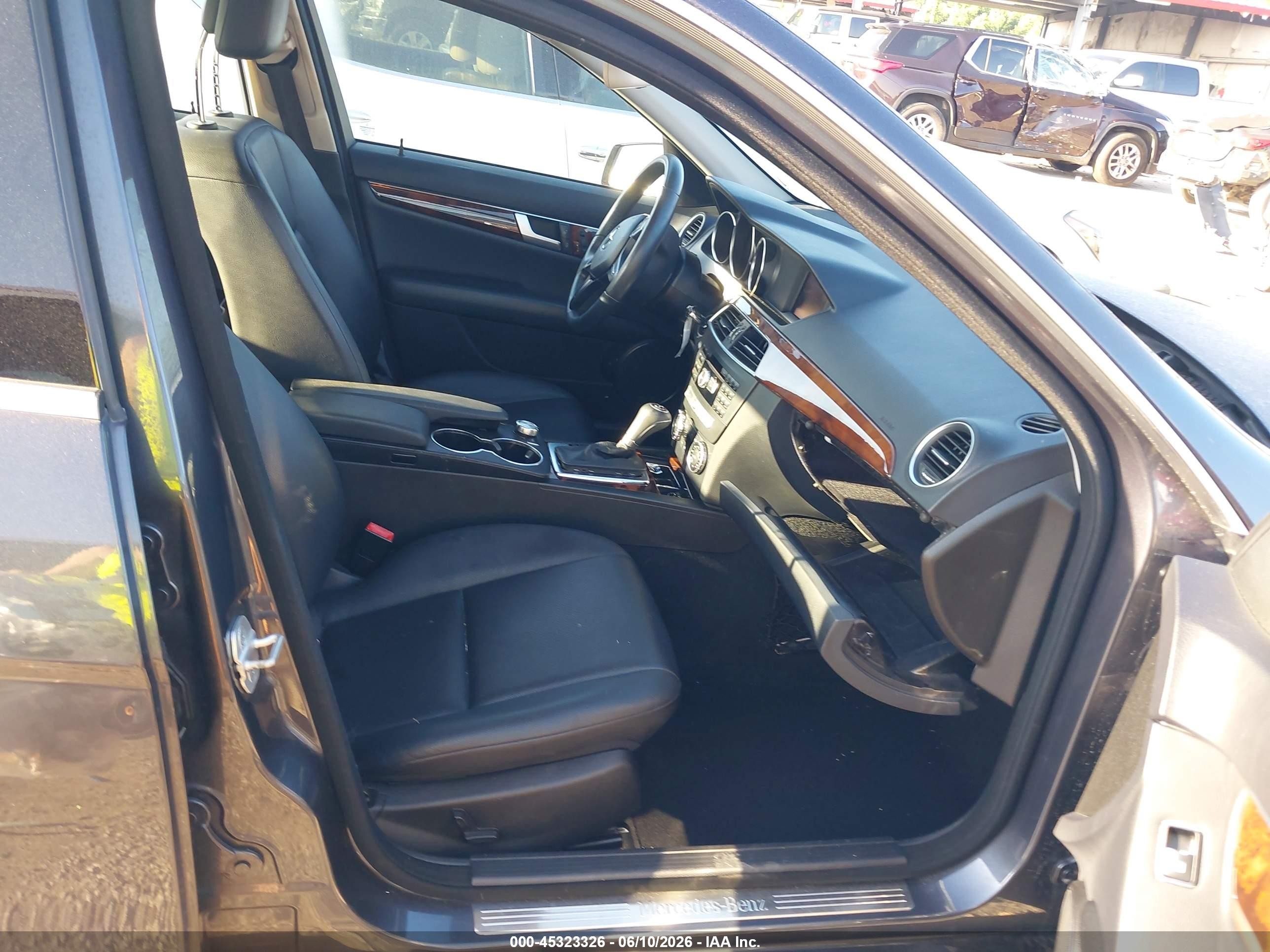 2014 Mercedes-benz C 250 Luxury Серый vin: WDDGF4HBXER319988