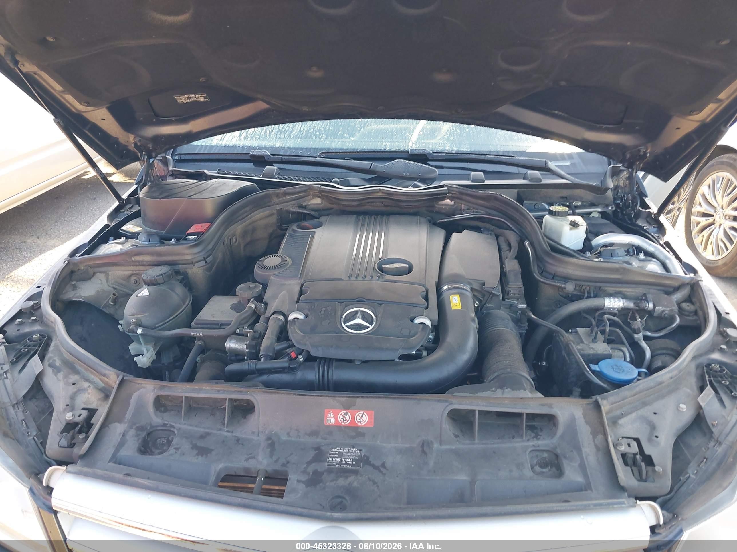 2014 Mercedes-benz C 250 Luxury Серый vin: WDDGF4HBXER319988