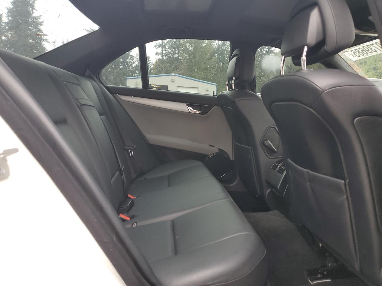 2008 Mercedes-benz C 300 White vin: WDDGF54X08R018674