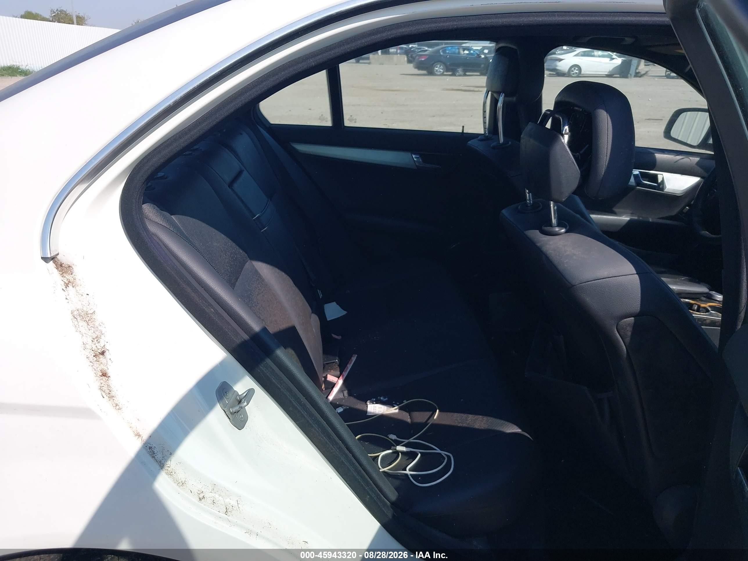 2009 Mercedes-benz C 300 Luxury/sport Белый vin: WDDGF54X09R047335