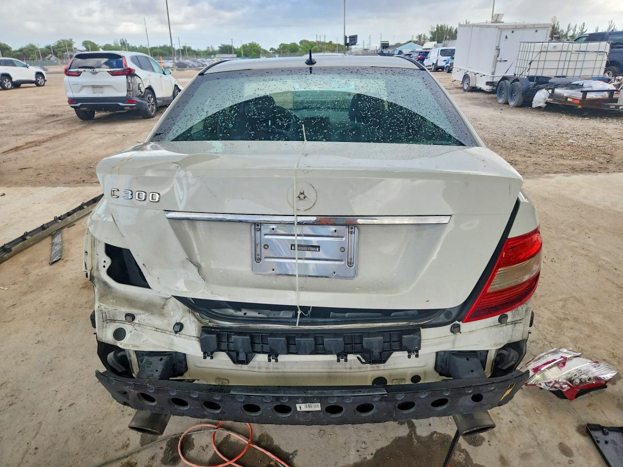 2009 Mercedes-benz C 300 White vin: WDDGF54X09R058397