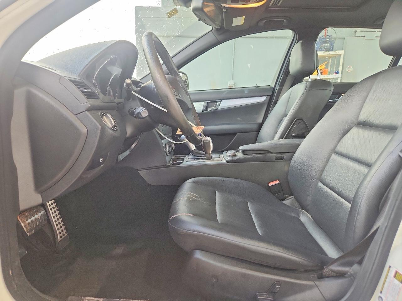 2009 Mercedes-benz C 300 White vin: WDDGF54X09R058397