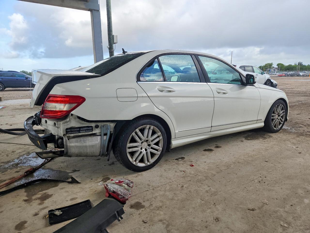 2009 Mercedes-benz C 300 White vin: WDDGF54X09R058397