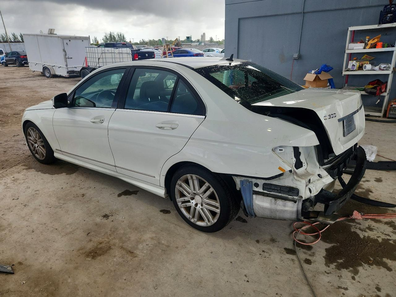 2009 Mercedes-benz C 300 White vin: WDDGF54X09R058397