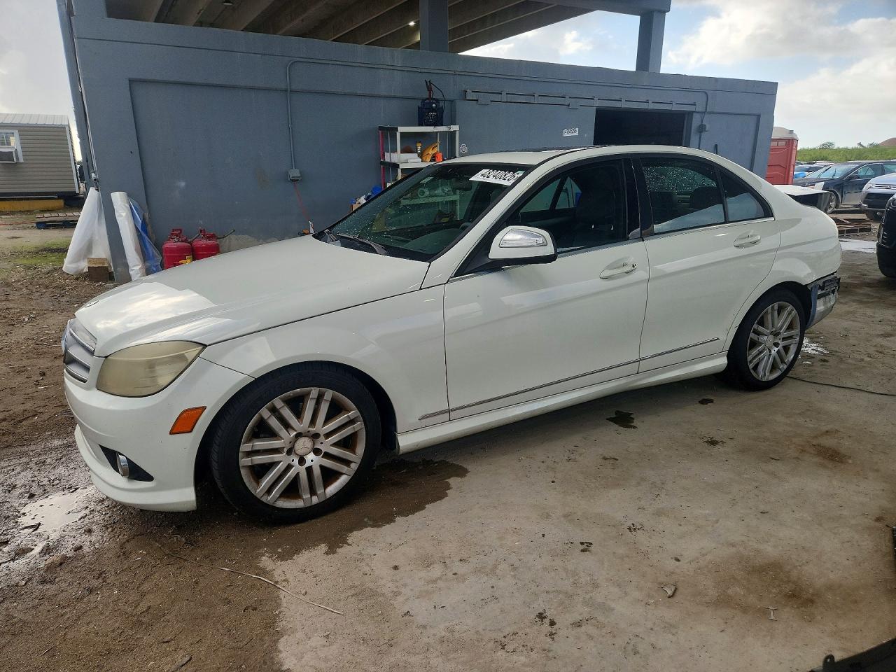 2009 Mercedes-benz C 300 White vin: WDDGF54X09R058397