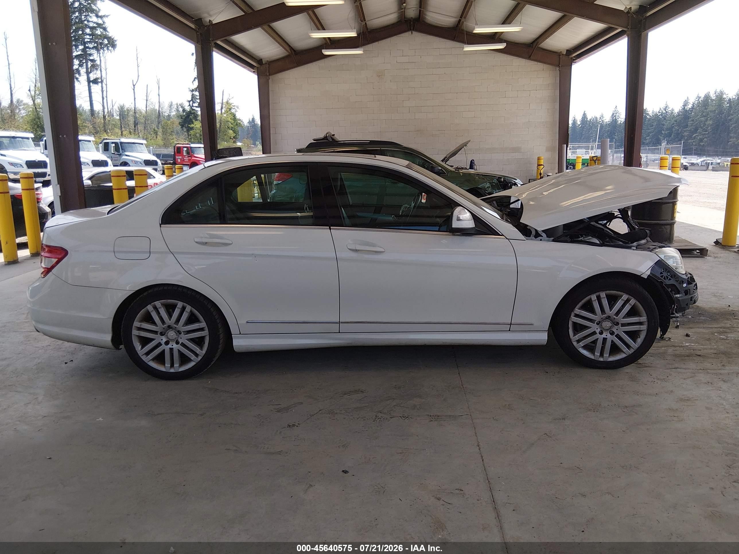 2008 Mercedes-benz C 300 Luxury/sport White vin: WDDGF54X18F072406