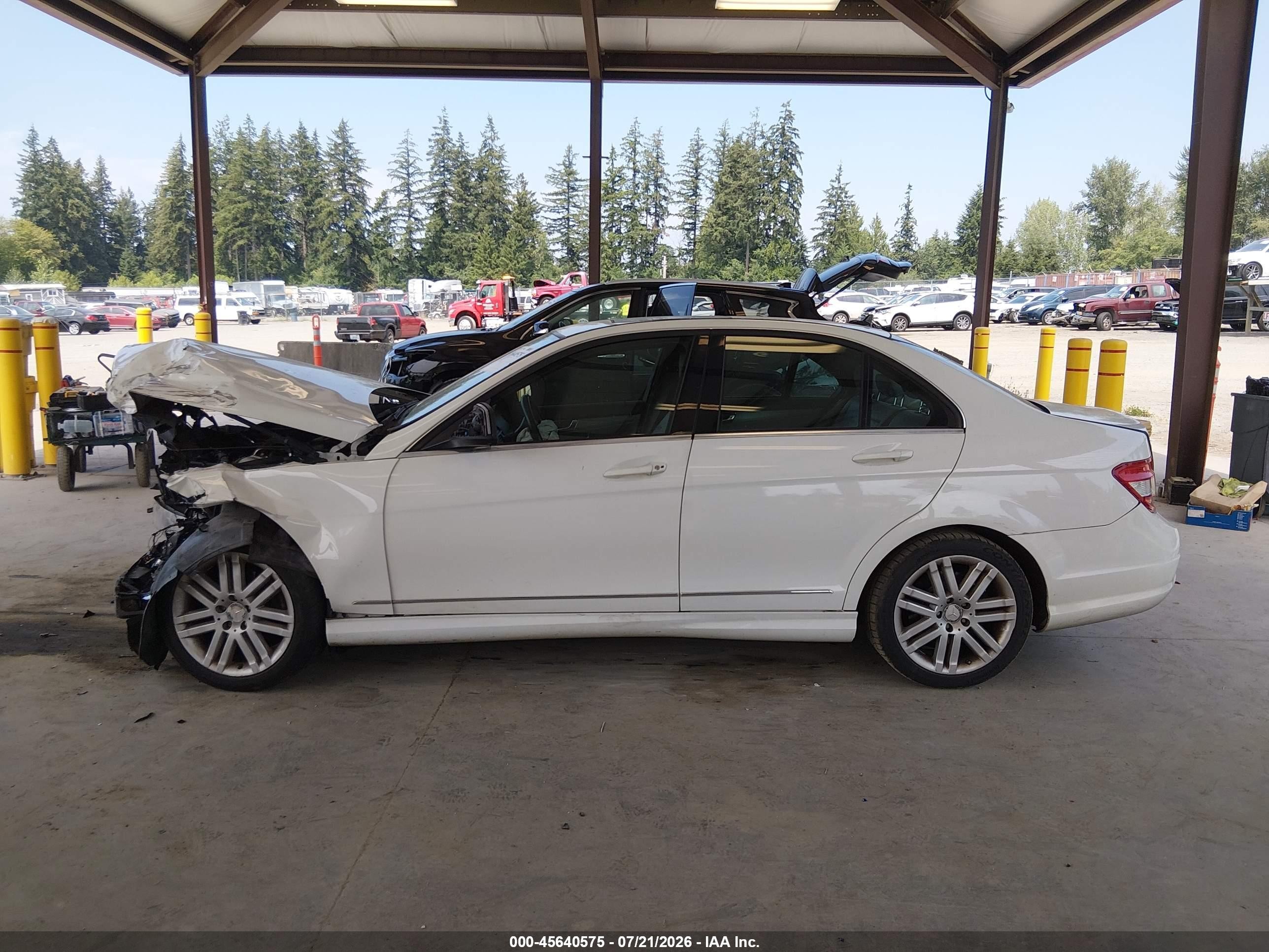 2008 Mercedes-benz C 300 Luxury/sport White vin: WDDGF54X18F072406