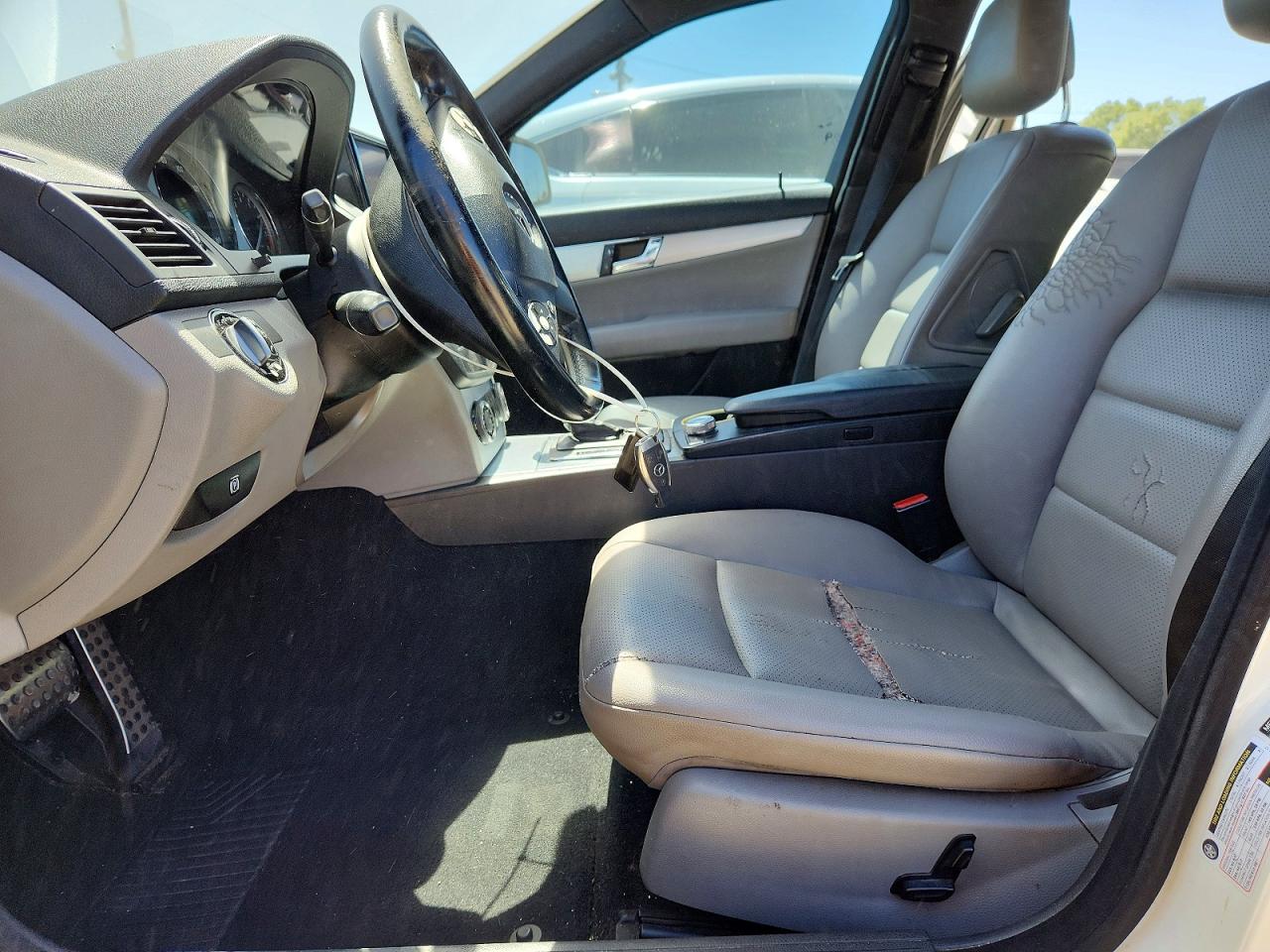 2008 Mercedes-benz C 300 Белый vin: WDDGF54X18F088265