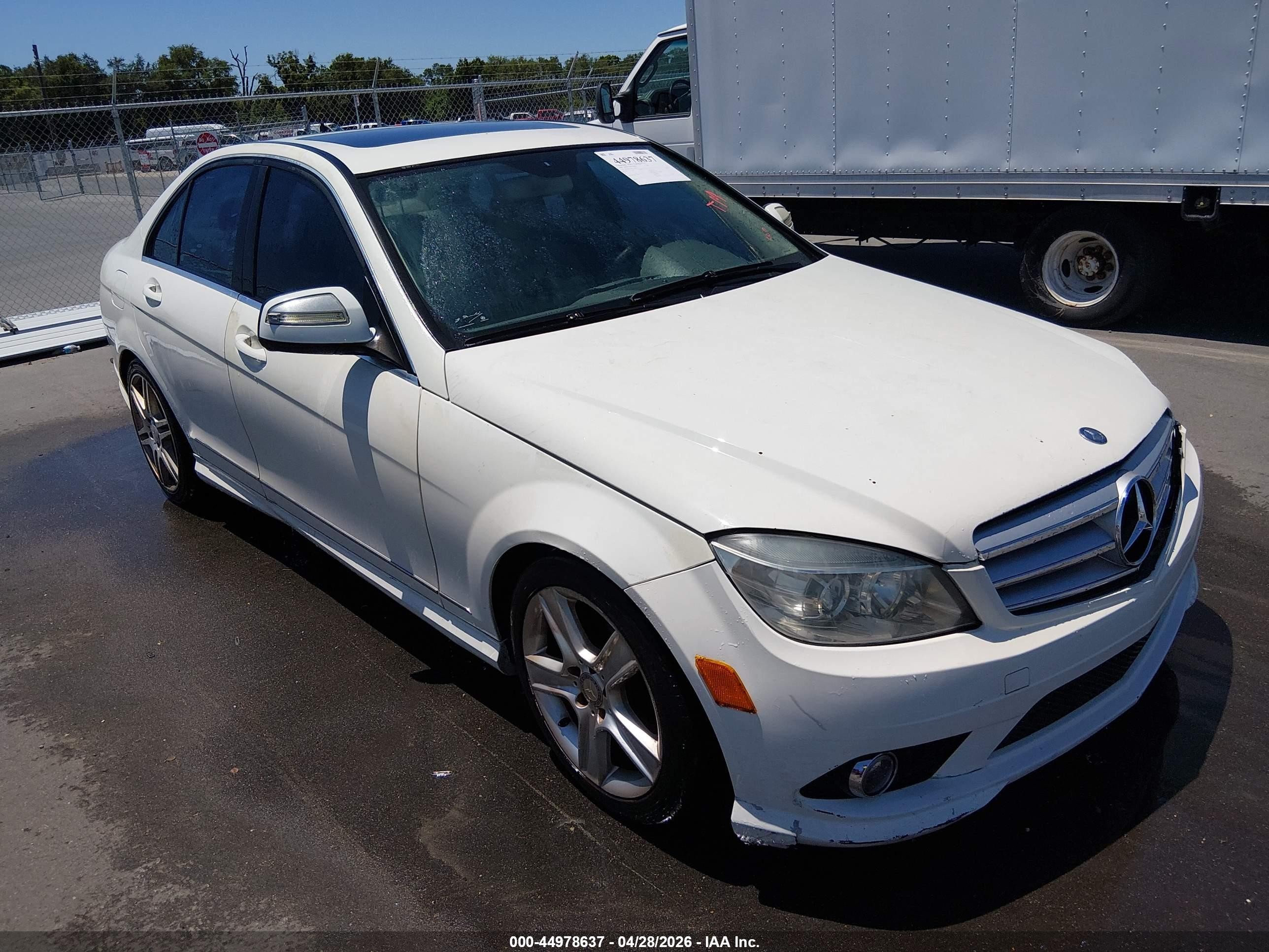 2009 Mercedes-benz C 300 Sport White vin: WDDGF54X19F228722