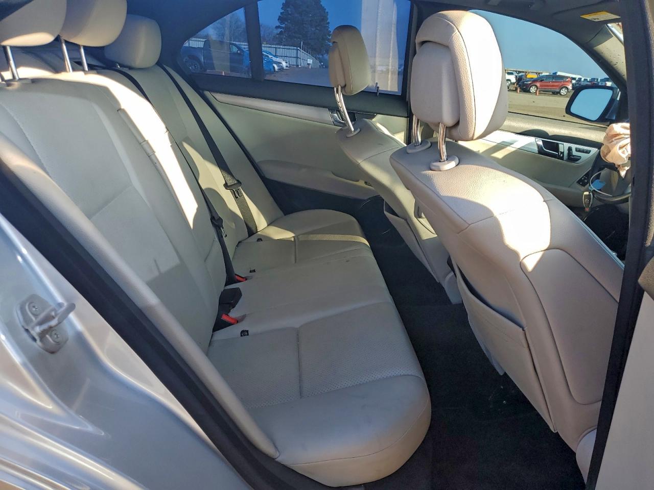 2009 Mercedes-benz C 300 Серебряный vin: WDDGF54X19R057436