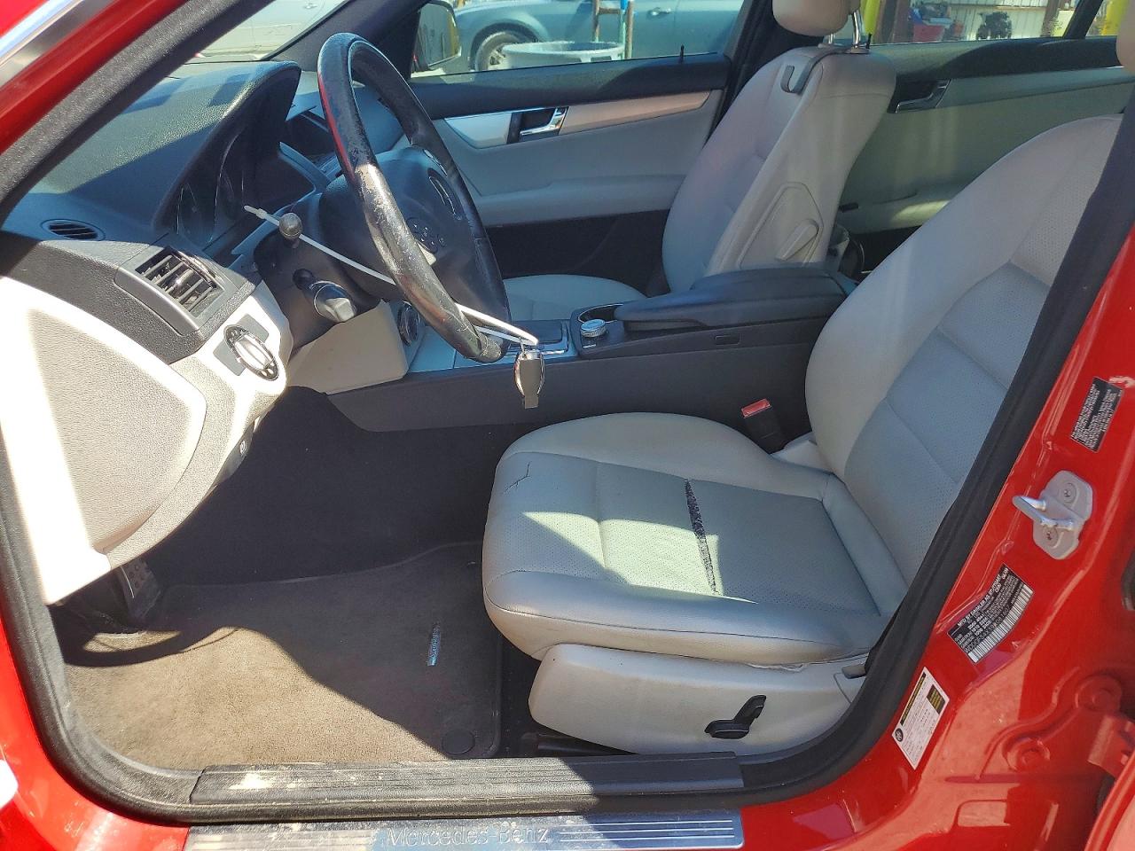 2009 Mercedes-benz C 300 Red vin: WDDGF54X19R081607