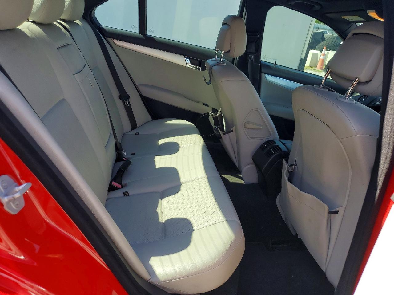 2009 Mercedes-benz C 300 Red vin: WDDGF54X19R081607