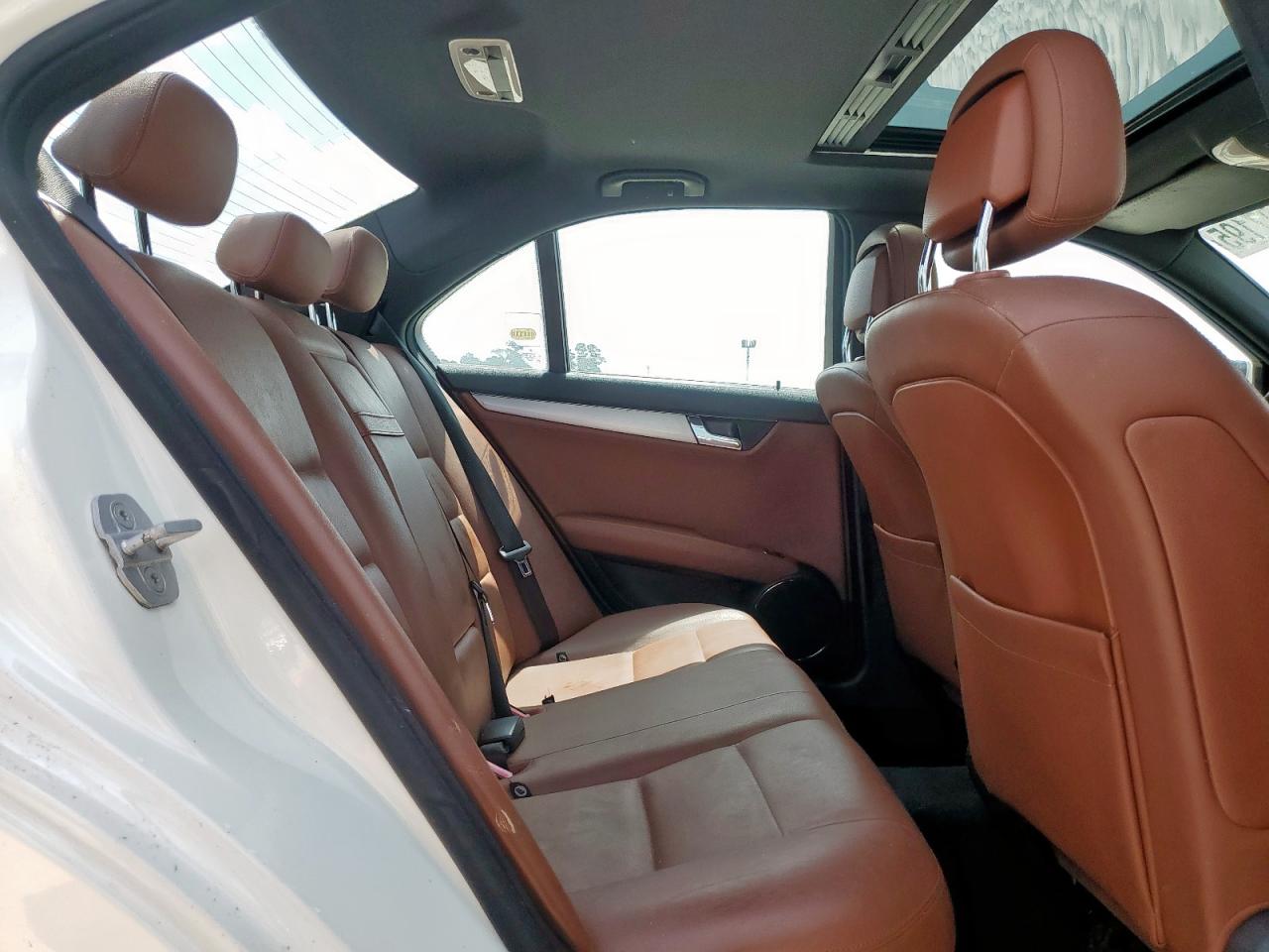 2009 Mercedes-benz C 300 White vin: WDDGF54X29A153915
