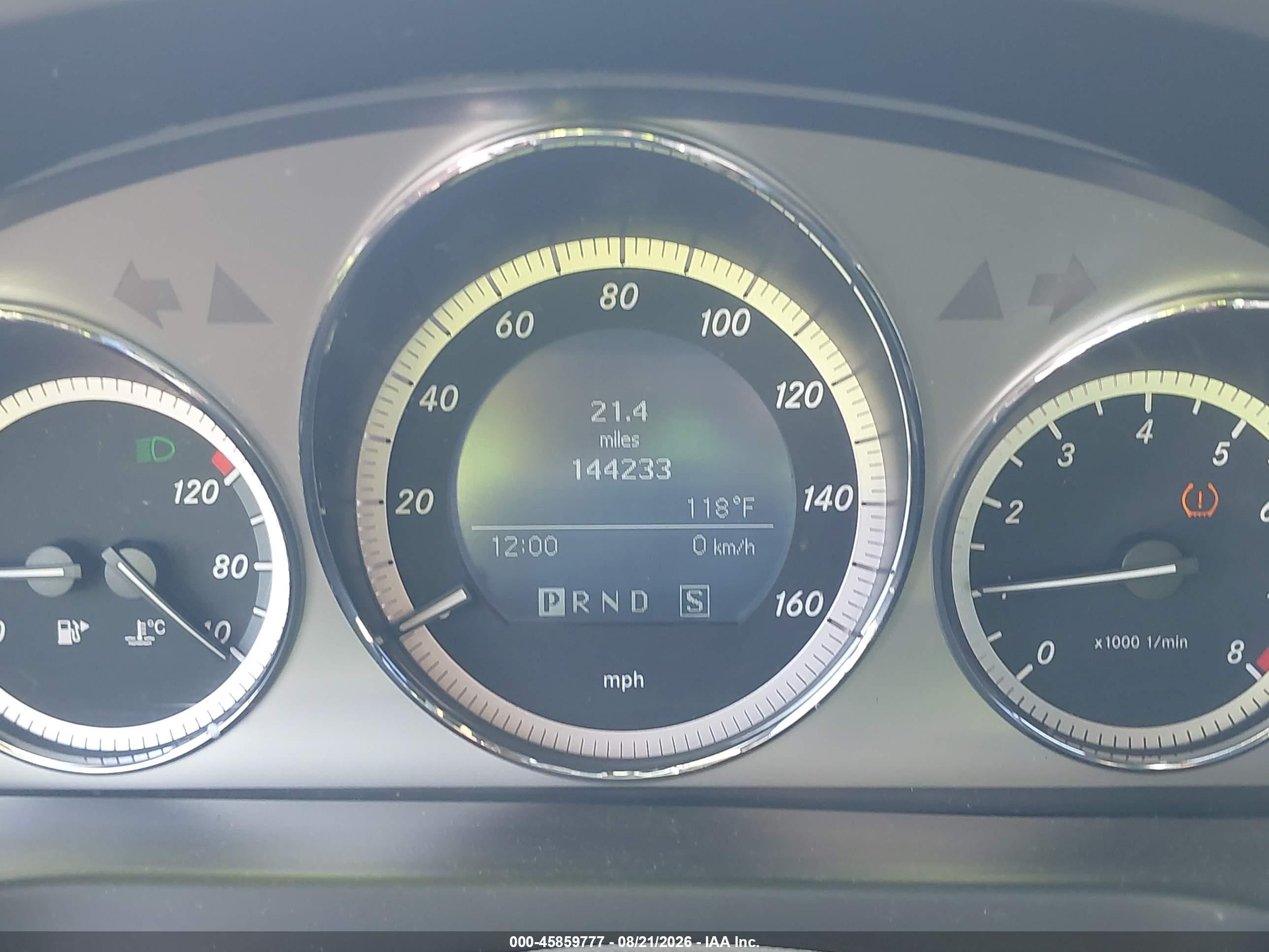 2009 Mercedes-benz C 300   Red vin: WDDGF54X29F236747
