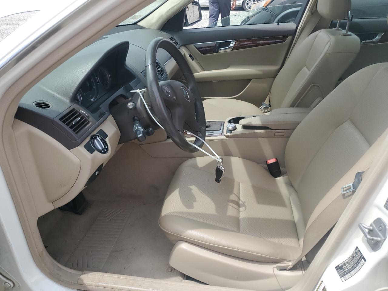 2009 Mercedes-benz C 300 Белый vin: WDDGF54X29R048454