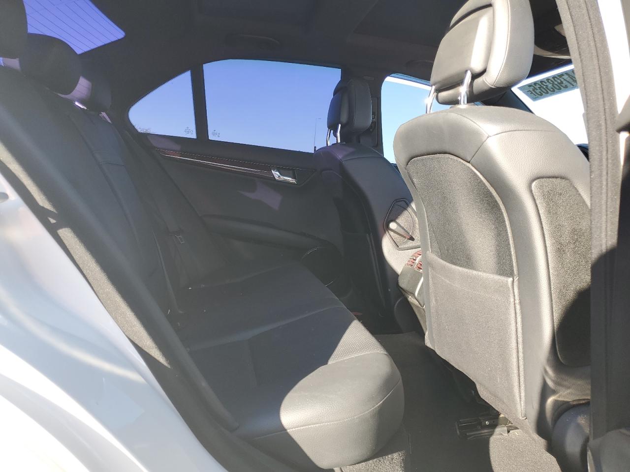 2009 Mercedes-benz C 300 Белый vin: WDDGF54X29R056344