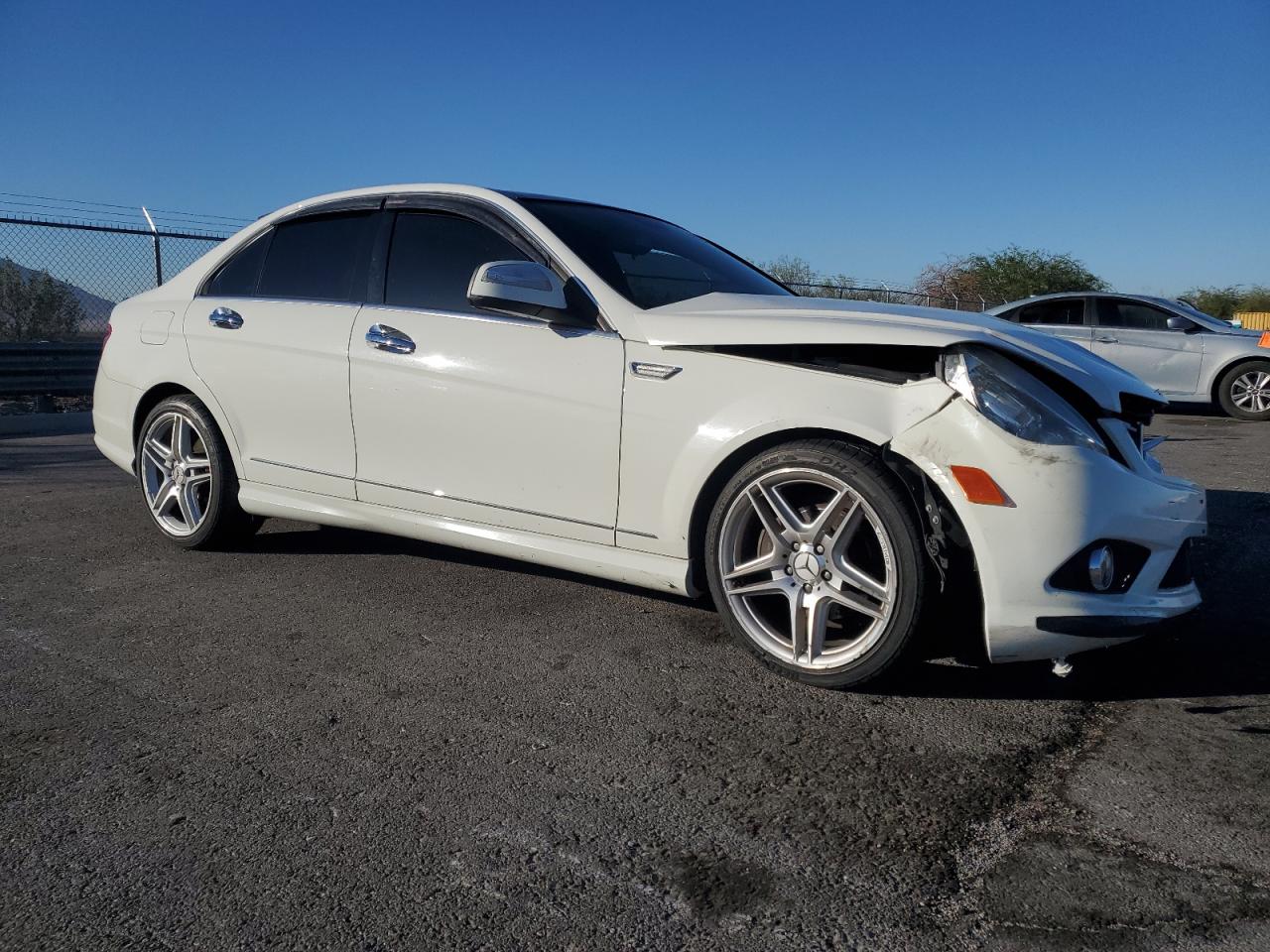 2009 Mercedes-benz C 300 Белый vin: WDDGF54X29R056344
