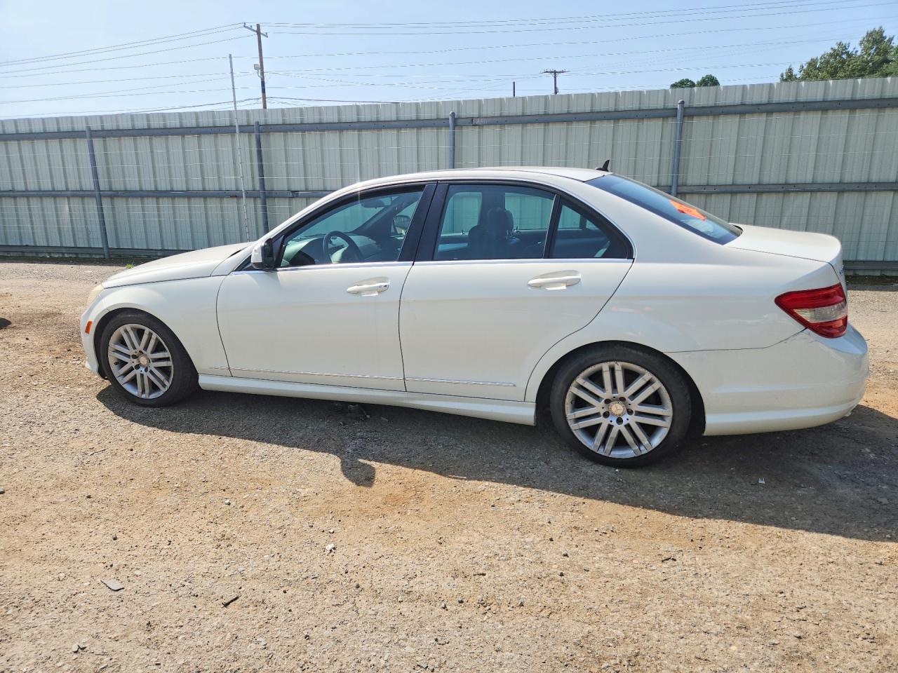 2009 Mercedes-benz C 300 White vin: WDDGF54X39R047586