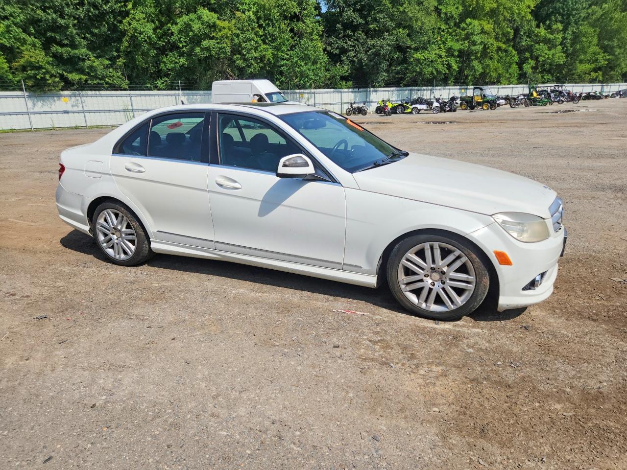 2009 Mercedes-benz C 300 White vin: WDDGF54X39R047586