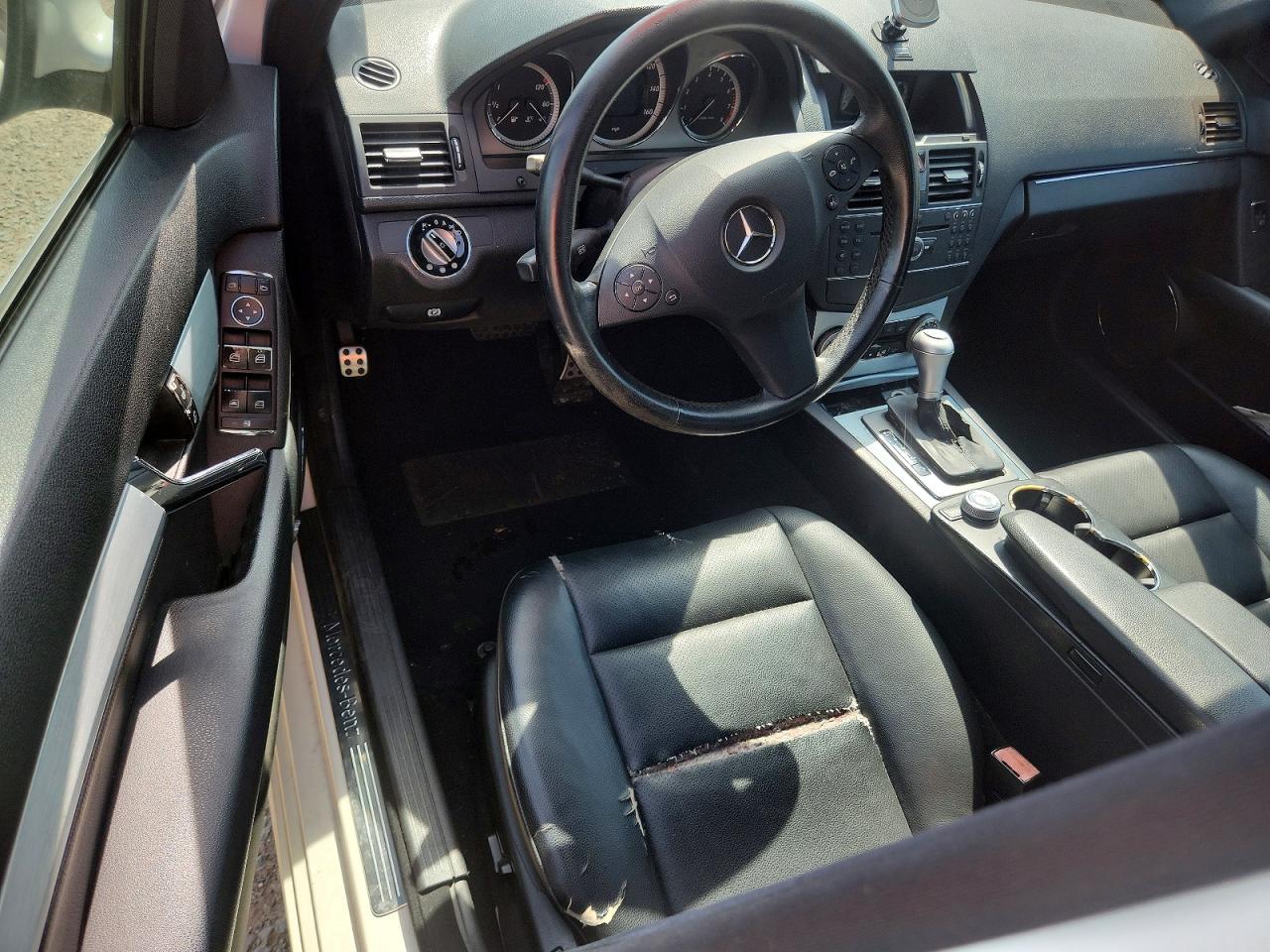 2009 Mercedes-benz C 300 White vin: WDDGF54X39R047586