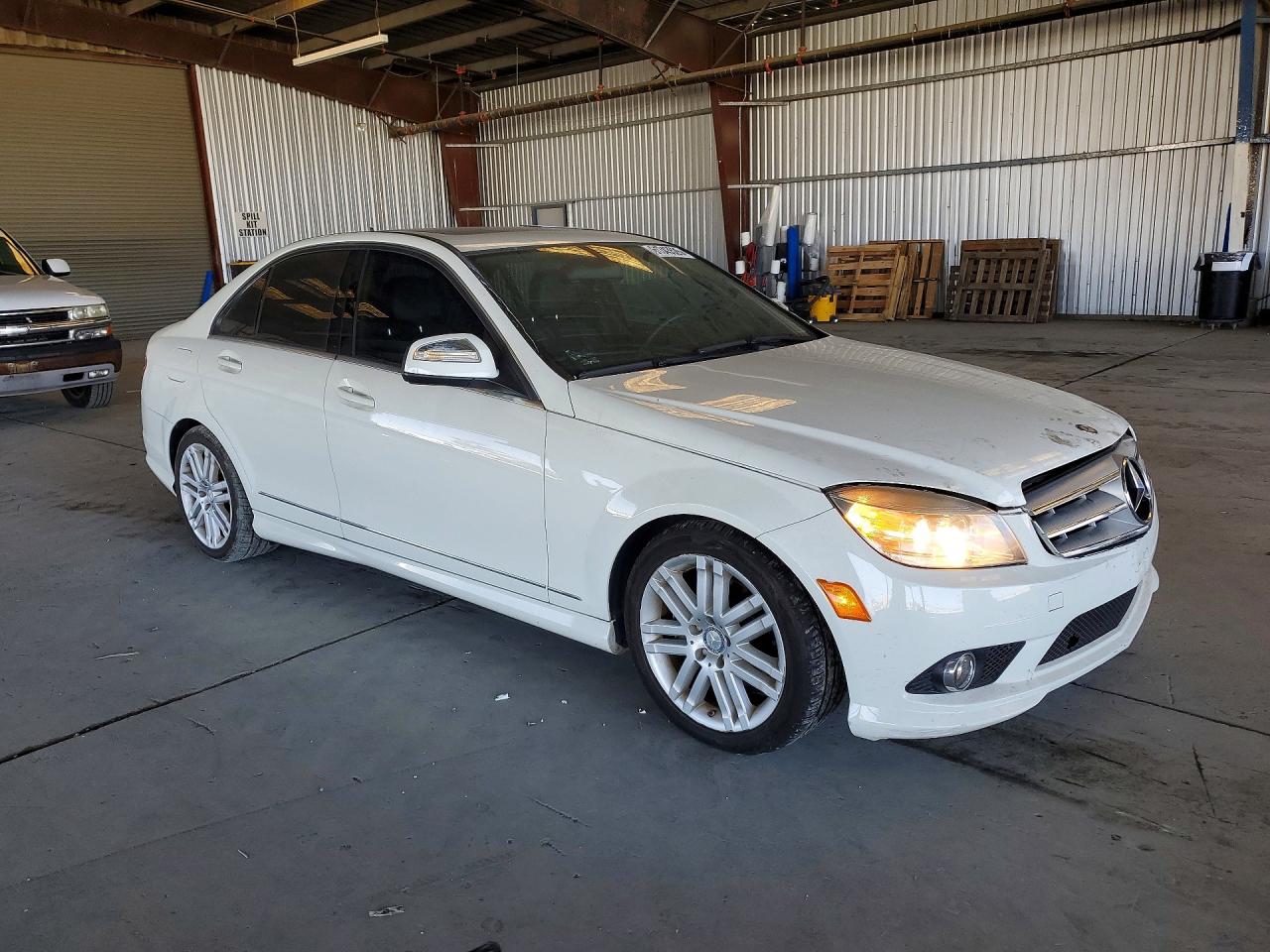 2009 Mercedes-benz C 300 White vin: WDDGF54X39R050049