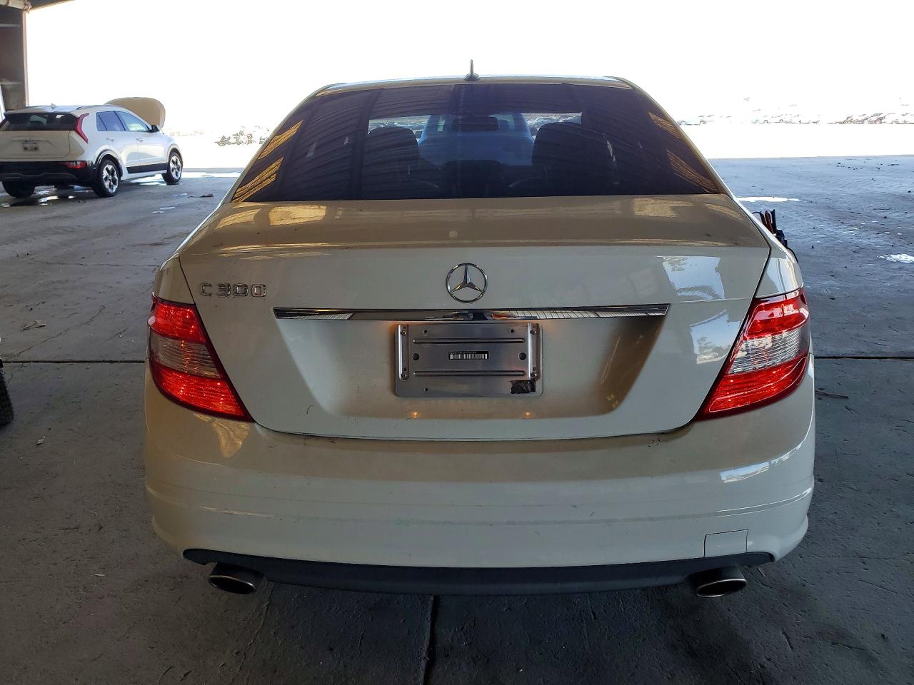 2009 Mercedes-benz C 300 White vin: WDDGF54X39R050049
