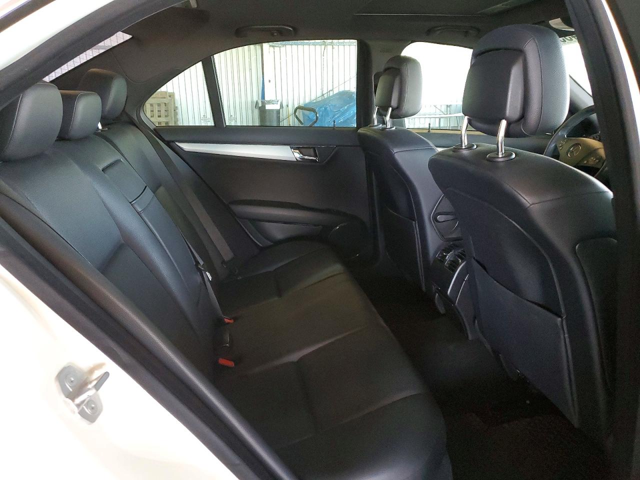 2009 Mercedes-benz C 300 White vin: WDDGF54X39R050049