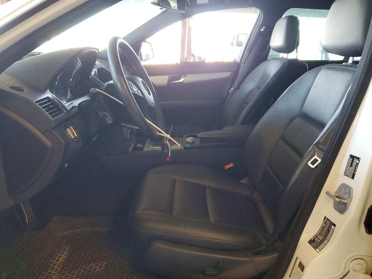 2009 Mercedes-benz C 300 White vin: WDDGF54X39R050049