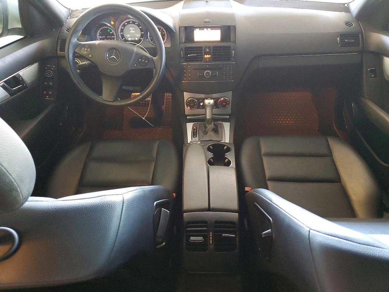 2009 Mercedes-benz C 300 White vin: WDDGF54X39R050049
