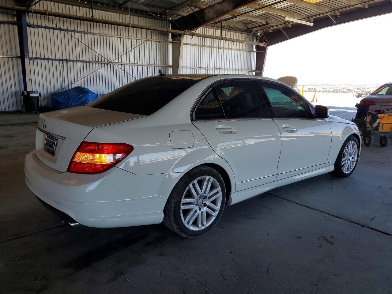 2009 Mercedes-benz C 300 White vin: WDDGF54X39R050049